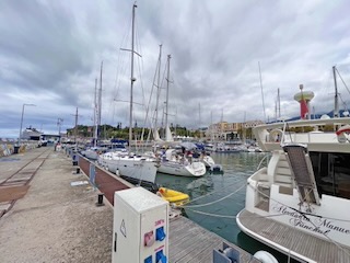 <i class='fa fa-star' aria-hidden='true' style='color: #ffbb2a'></i> Marina Funchal. Tealie 3rd boat to the right. Day 13/44 * 7 November 2022